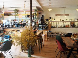 Le coin restauration et petit salon