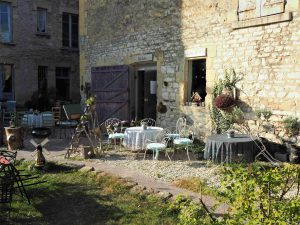 Jolie terrasse devant l'entrée de la boutique