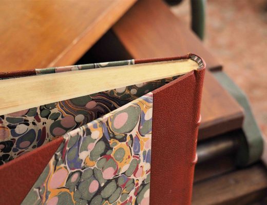 Tranchefile : petit bourrelet tissé qui garnit les 2 extrémités du dos d'un livre relié, pour maintenir les cahiers assemblés et consolider la partie débordante de la couverture.