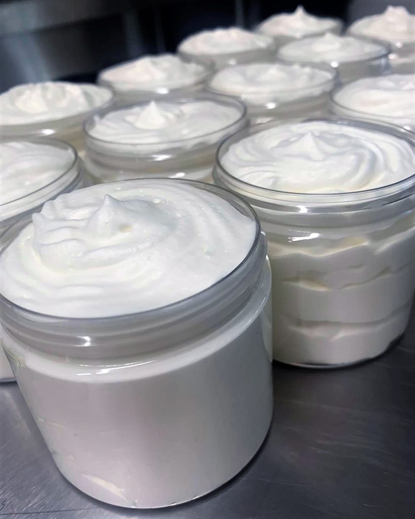 Crème Chantilly karité-coco, prête à la fermeture et à l'étiquetage