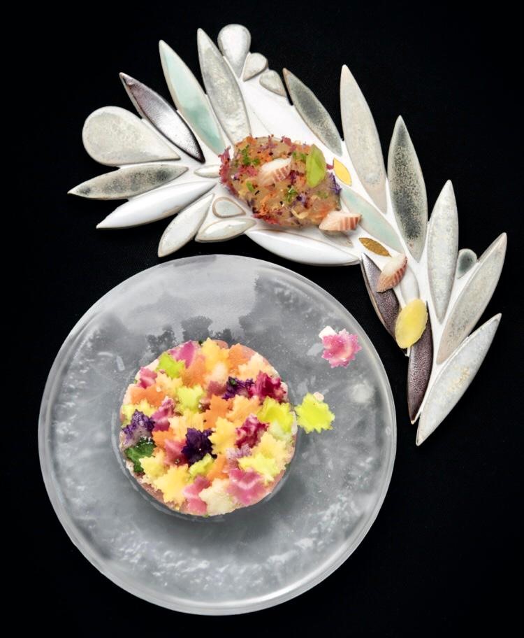 Mosaïque de légumes, huître et veau de Philippe MILLE, servie sur une mosaïque d'Émilie Blanc