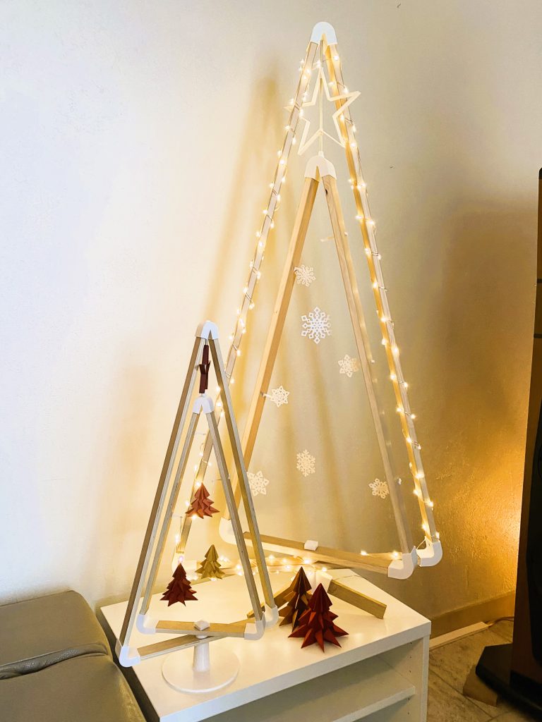 Sapins de Noël en bois et plastique "Célestine" et "Lise", ornés de sapins de papiers ou de flocons