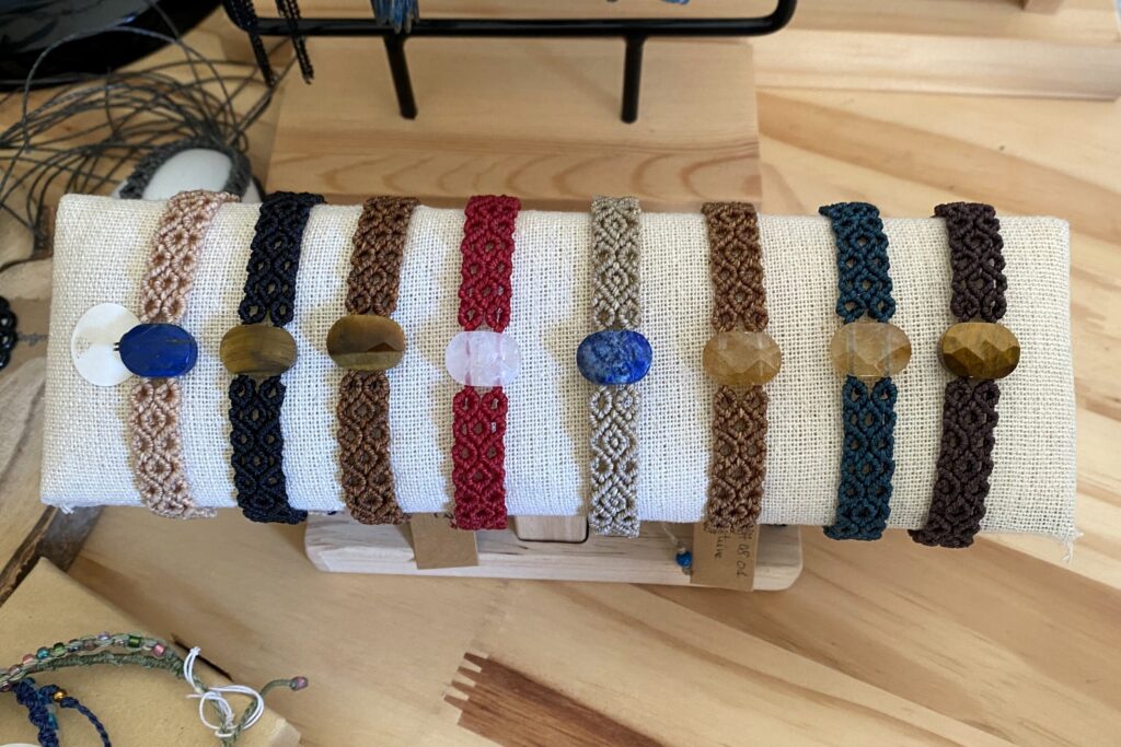 Petits bracelets tressés en micro-macramé