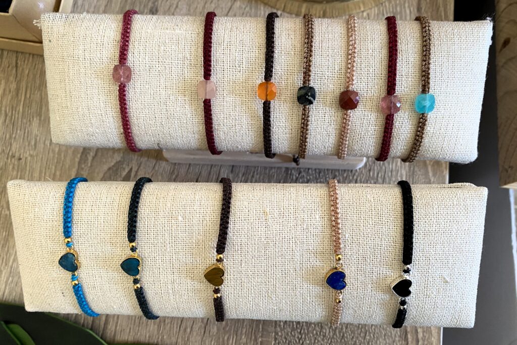 Petits bracelets en micro-macramé