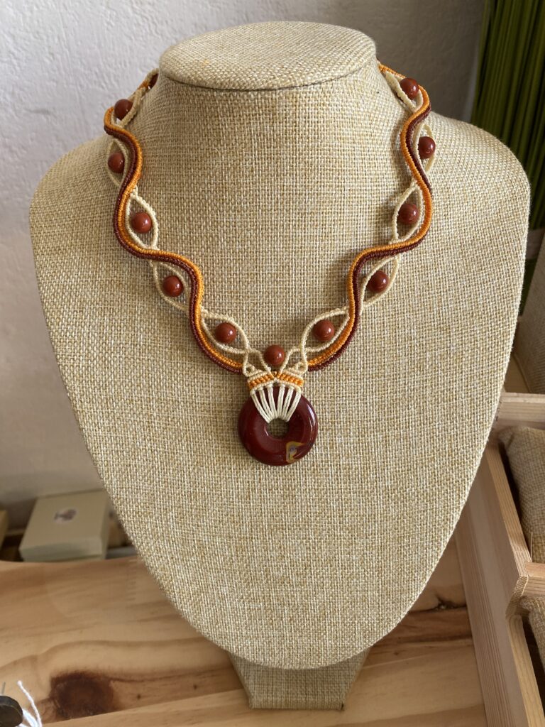 Grand collier avec jaspe mokaite et et perles de jaspe rouge