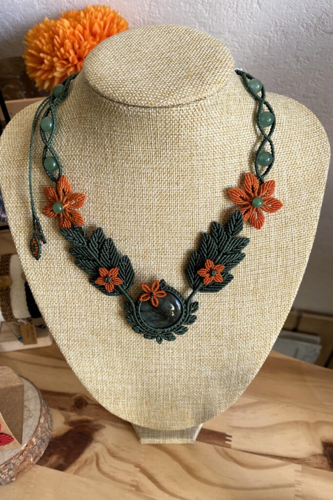 Grand collier en micro-macramé
