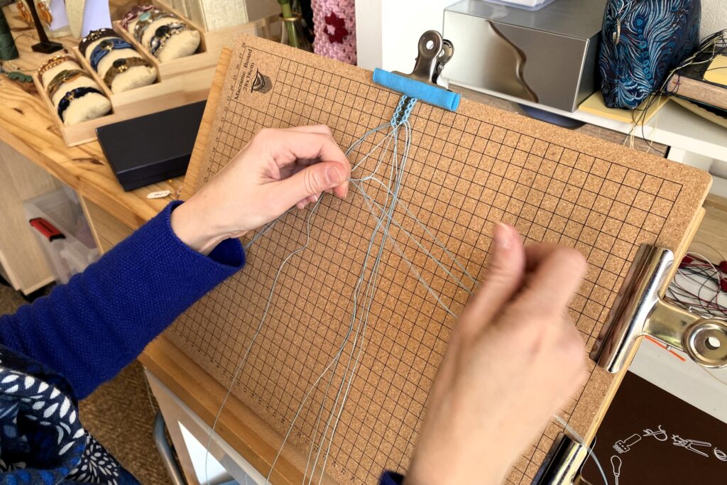 Travail des nœuds en micro-macramé