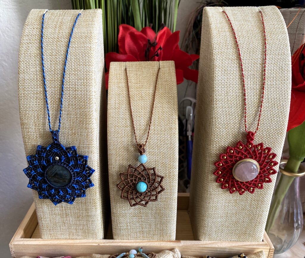 Trilogie de pendentifs en micro-macramé