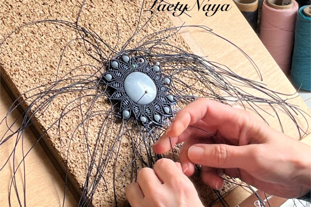 Travail du micro-macramé par Laetitia Jaillant