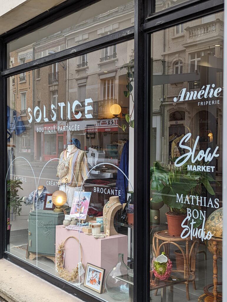 Vitrine de la boutique écoresponsable Solstice, rue Chanzy