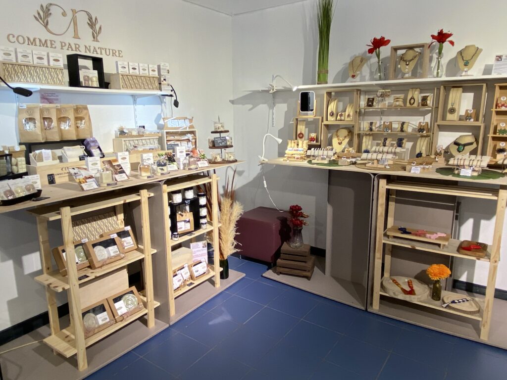 Les savons Comme par Nature et les bijoux en micro-macramé LaetyNaya sont à la boutique