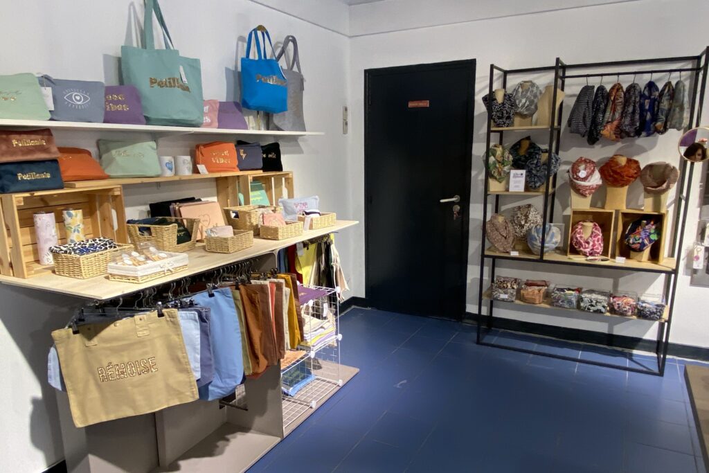Le coin Sacré Rémois et Let it Snoods dans la boutique du Comptoir des Créateurs