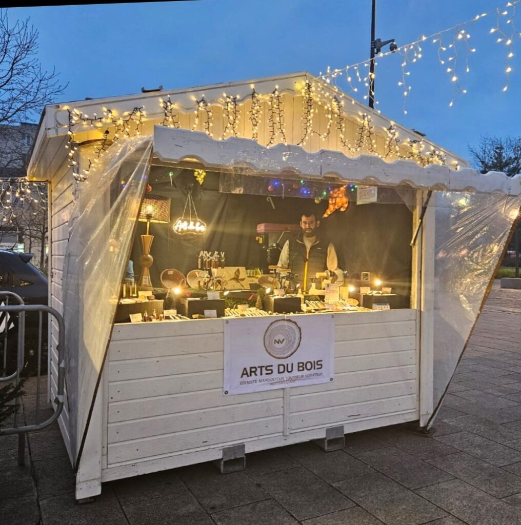 Le chalet NV Arts du Bois au marché de Noël ALC de la Gare