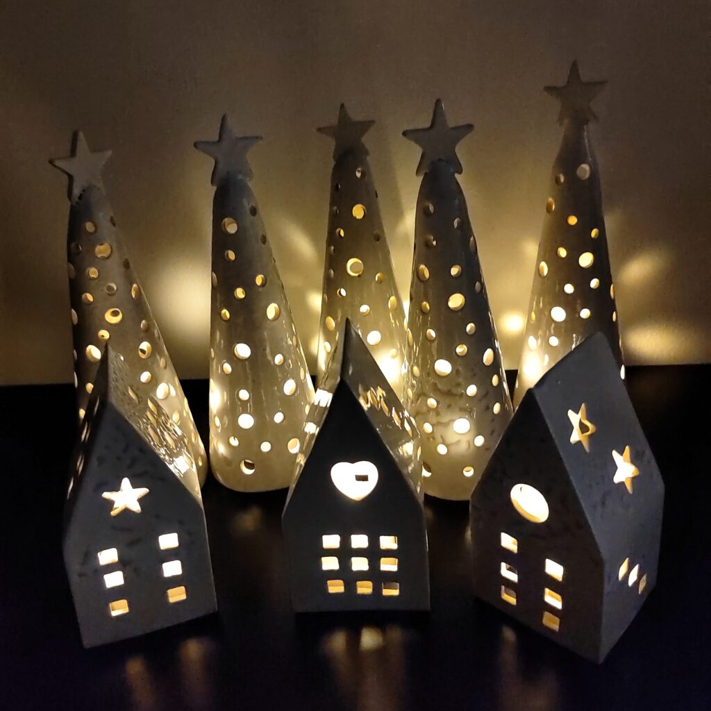 Photophores en forme de sapin et de maisonnette