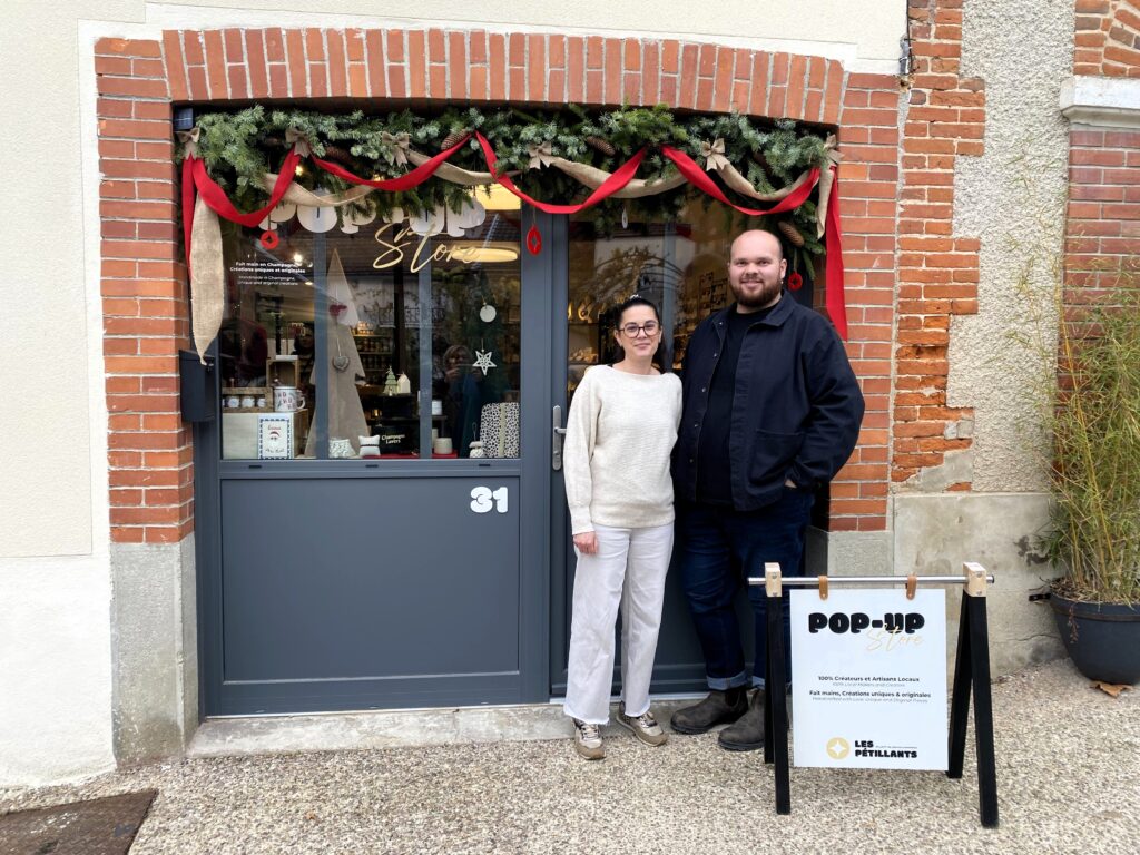 Corentin GA, de Sacrée Découpe, responsable de la boutique, et Zoé GOUGELET de Sacré Rémois