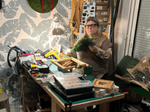 Lauriane DHUNE dans son atelier