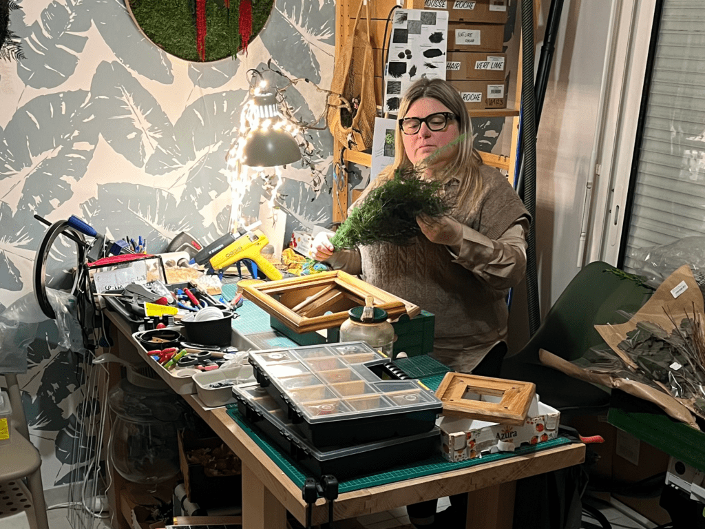 Lauriane DHUNE dans son atelier