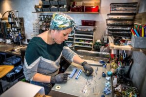 Clémence LOGIE prépare une canne