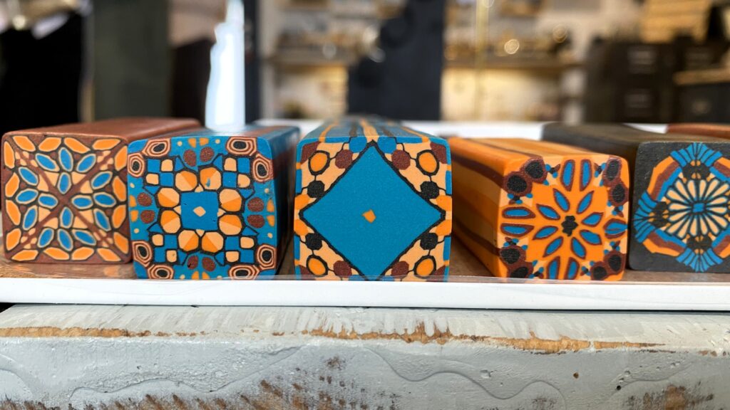 Cannes dans la gamme de marron, bleu, orange, CleM'art