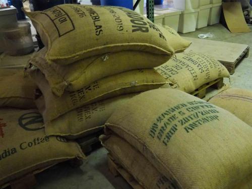Café vert en sacs de jute, provenant de nombreux pays
