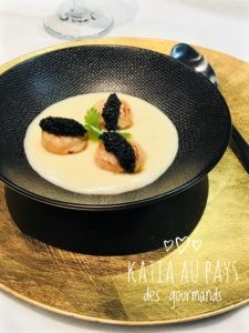Saint-Jacques poêlées quenelle de caviar sur mousseline de topinambours